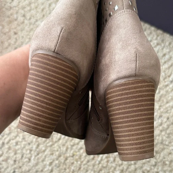 Jennifer Lopez Studded Taupe Suede Ankle Boots - Women’s 8.5 - Picture 13 of 15